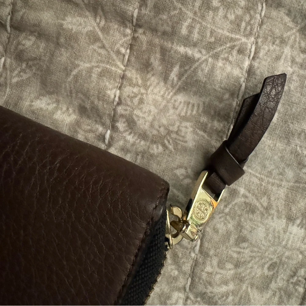 Tory Burch Pebbled Brown Wallet with Gold Emblem - Picture 3 of 8